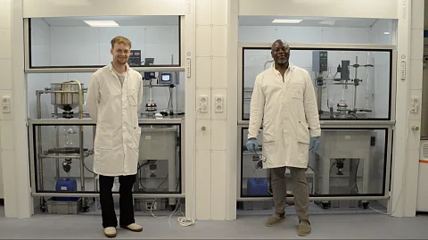 Emile Vinceneux (Innovation Lead) en Dr. Cyril Mambote (mede-oprichter en CTO) van Back to Battery in het laboratorium.